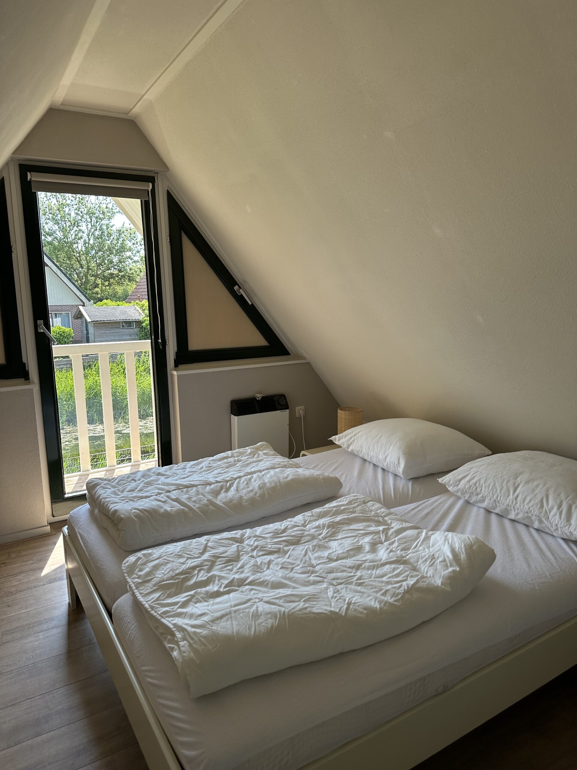 Slaapkamer boven eenpersoonsbed Lauwersmeer